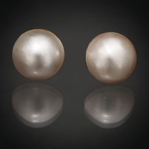 Pareja de pendientes de perlas japonesas con montura en oro amarillo de 18 kt.