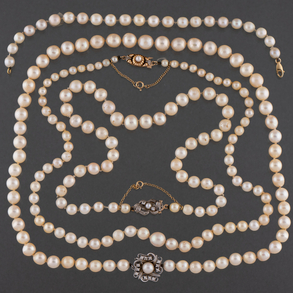 Conjunto de tres collares  y un apulsera de perlas cultivadas  con cierres en oro amarillo de 18 kt