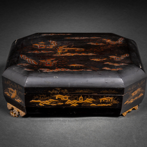 Caja china en madera lacada en negro con decoración en dorado del siglo XIX.