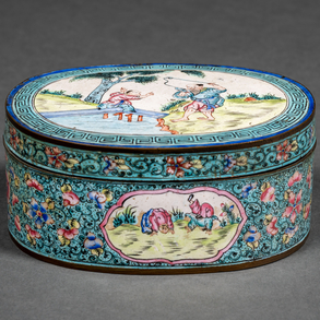 Caja china ovalada en esmalte con decoración ajedrezada y elementos florales con escenas de pesca. Trabajo Chino, Siglo XX.