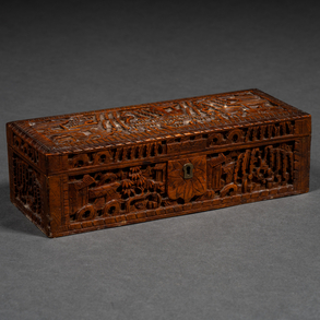 Caja china rectangular en madera tallada de sándalo. Trabajo Chino, Siglo XIX.