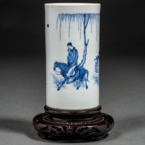 Bote de pinceles en porcelana china azul y blanca del siglo XX.