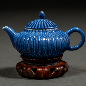 Tetera china en porcelana esmaltada color azul del siglo XX.