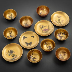 Conjunto de 8 bowls y cuatro platos japoneses lacados en dorado del siglo XX.