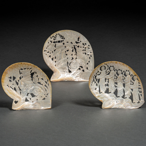Conjunto de tres conchas en nácar talladas con escenas de dragones y ofrendas de monjes.