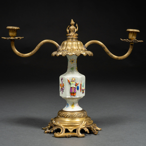Candelero chino de dos luces en porcelana china con elementos decorativos en relieve del siglo XX.