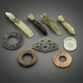 Conjunto de cuatro hebillas y cinco elementos ornamentales en jade verde. Trabajo Chino, Siglo XX.