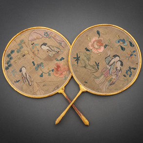 Conjunto de dos Pay-Pay en seda bordada periodo Guangxu (1875-1908)