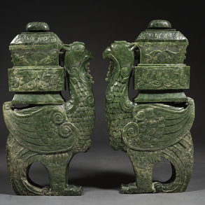 Importante pareja de jarrones chinos en forma de animales alados en jade verde color espinaca. Trabajo Chino, siglo XX.