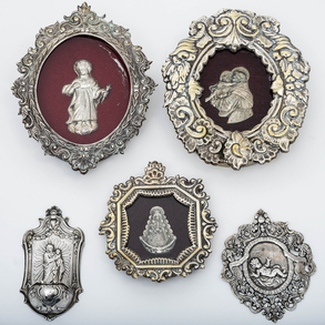 Conjunto de tres relicarios , medallas y aguabenditera en plata española del siglo XX