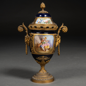 Jarrón en porcelana Sévres con montura en bronce dorado del siglo XIX