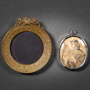 Conjunto de relicario en plata del siglo XVIII-XIX con grabado en el interior y marco portafotos estilo Luís XVI en bronce dorado del siglo XIX
