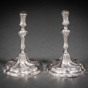 Pareja de candeleros en plata española y punzonada del siglo XVIII.
