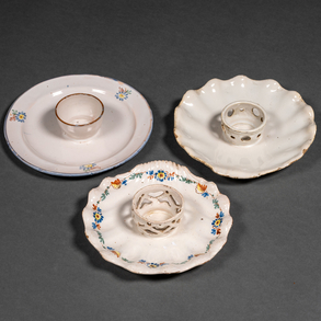 Conjunto de tres mancerinas en cerámica de Alcora serie ramito o cacharrero (1764-1775)