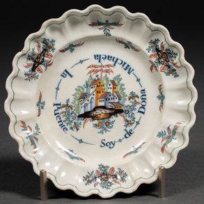 Plato en cerámica de Álcora serie rayado rojo segunda época (1749-1760)