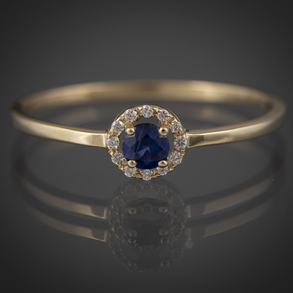 Anillo en oro amarillo de 18kt con zafiro central y brillantes.