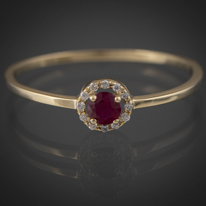 Anillo en oro amarillo de 18kt con rubí y brillantes.