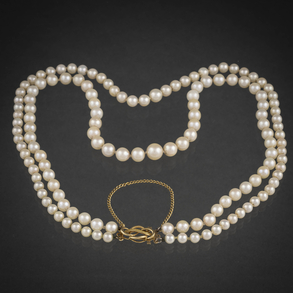 Collar de dos hilos de perlas cultivadas con broche en oro amarillo de 18kt.