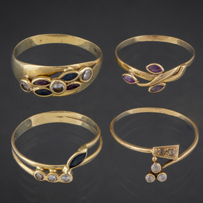 Conjunto de cuatro anillos en oro amarillo de 18 kt.