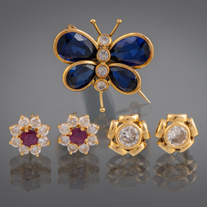 Broche en forma de mariposa y conjunto de dos parejas de pendientes en oro amarillo de 18kt con circonitas.