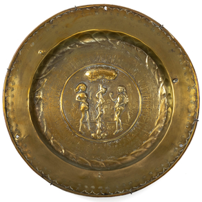 Plato limosnero en latón dorado. Trabajo Alemán , nuremberg del siglo XVI