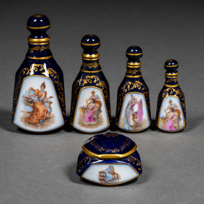 Conjunto de cuatro frascos y un tarro en porcelana francesa de limoges en azul cobalto del siglo XX.