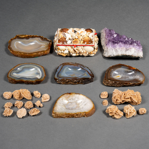 Conjunto de cinco piedras de ágata talladas en forma de ceniceros, amatista, caja de conchas y varias piedras de rosas de los vientos.