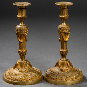 Pareja de candelabros franceses estilo luís XVI en bronce dorado del siglo XIX