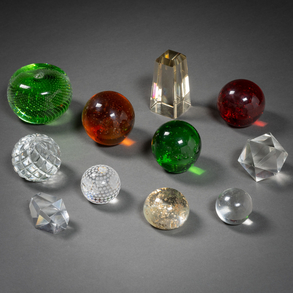 Conjunto de once pisapapeles en cristal de diferentes colores del siglo XX