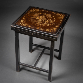 Mesa auxiliar con tapa china en madera lacada en negro con decoración de escena de la vida cotidiana del siglo XIX