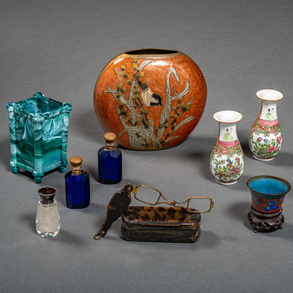 Conjunto de tres perfumes en cristal, dos jarroncitos en porcelana de cantón del siglo XIX, Caja realizada en asta, portalápices y jarroncito en esmalte.