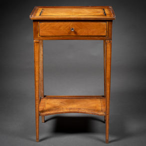 Mesa auxiliar estilo Luís XVI en madera de nogal y limoncillo del siglo XIX