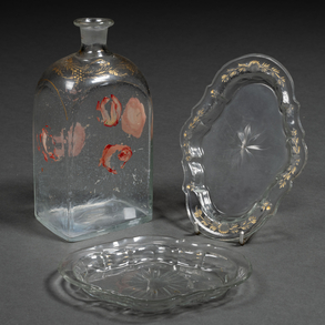 Conjunto de dos bandejas y garrafa en cristal de la Granja del siglo XVIII-XIX