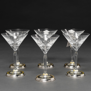 Conjunto de seis copas en cristal tallado hechos a mano y borde en plata aplicada del siglo XX.