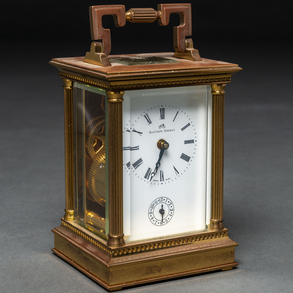 Reloj de viaje Matthew Norman con estructura en metal dorado y cristales biselados del siglo XX.