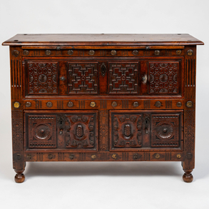Muebles estilo renacentista en madera del siglo XX