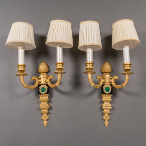 Pareja de apliques de dos luces en bronce dorado, mármol negro y malaquita. Trabajo Italiano del siglo XX.