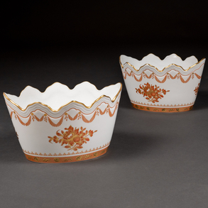 Pareja de centros en porcelana portuguesa de Vista Alegre del siglo XX.