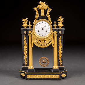 Reloj de sobremesa francés en forma de pórtico en bronce dorado y mármol negro. h. 1820.