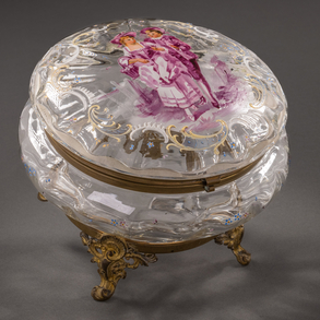 Bombonera en cristal con  escena de galanteo pintada a mano con montura en bronce dorado de finales del siglo XIX