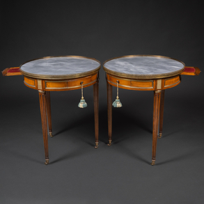 Pareja de gueridones estilo Luís XVI en madera de caoba con aplicaciones en bronce del siglo XX.