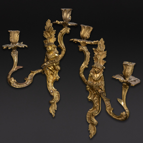 Pareja de apliques de dos luces chinescos en bronce dorado del siglo XX.