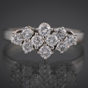 Anillo en oro blanco de 18 kt con brillantes.