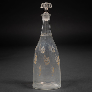 Botella en cristal traslúcido esmaltada con motivos florales  de la Real Fábrica de cristales de la Granja de finales del siglo XVIII-XIX.