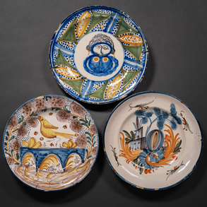 Conjunto de tres platos en cerámica de Ribesalbes del siglo XIX