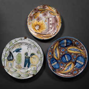 Conjunto de tres platos en cerámica de Ribesalbes del siglo XIX