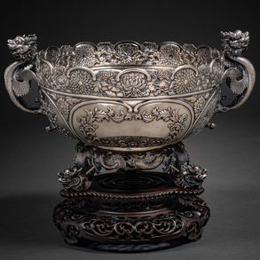 Centro en plata china con decoración de dragones y elementos florales h. 1880-1925