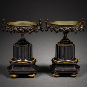 Pareja de copas Napoleón III en mármol negro, bronce dorado y bronce pavonado del siglo XIX