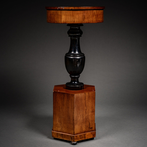 Pedestal tallado en madera ebonizada en negro del siglo XX