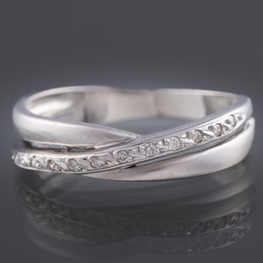 Anillo entrelazado con banda de brillantes en oro blanco de 18 kt.